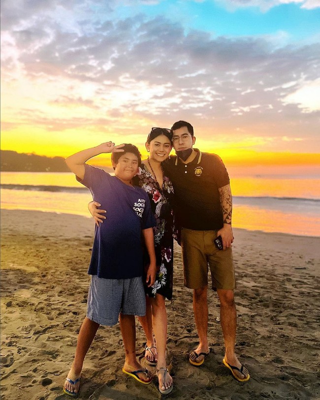 Wanita 33 tahun ini mengungkap kalau hubungannya dengan Ichan Rei sudah mendapat persetujuan dari sang anak, Rafello. Foto: Instagram/@thalitalatief