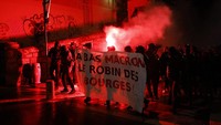 Aksi unjuk rasa menentang kemenangan Macron di pilpres Prancis putaran kedua berlangsung di jalanan Lyon, pada akhir pekan waktu setempat. (REUTERS/Stephane Mahe).  