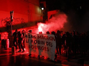 Polisi Bubarkan Paksa Aksi Protes Kemenangan Macron