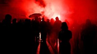 Macron dilaporkan mengalahkan penantang utamanya yakni pemimpin saya kanan jauh Marine Le Pen, dalam pemungutan suara untuk pilpres putaran kedua yang digelar Minggu (24/4) waktu setempat. (REUTERS/Stephane Mahe).