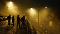 Aksi protes yang dilakukan demonstran di kawasan Lyon, Prancis, memicu polisi antihuru-hara menembakkan gas air mata. (AP Photo/Laurent Cipriani).