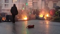Dalam foto yang diperoleh dari media sosial terlihat api berkobar ketika orang-orang ambil bagian dalam protes setelah putaran kedua pemilihan presiden Prancis 2022 di Rennes. (@EWENBAZIN/via REUTERS).