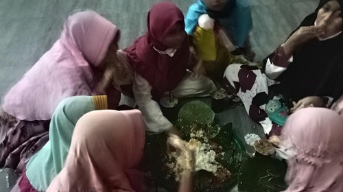 Tradisi megibung di Kampung Islam Kepaon Denpasar