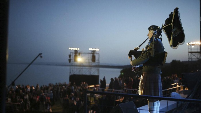Turkey Gallipoli A military band performs during the Dawn Service ceremony at the Anzac Cove beach, the site of the April 25, 1915, World War I landing of the ANZACs (Australian and New Zealand Army Corps) on the Gallipoli peninsula, Turkey, early Monday, April 25, 2022. Travelers from Australia and New Zealand joined Turkish and other nations' dignitaries at the former World War I battlefields for a dawn service Monday to remember troops killed during an unsuccessful British-led campaign that aimed to take the Ottoman Empire out of the war. (AP Photo/Emrah Gurel)
