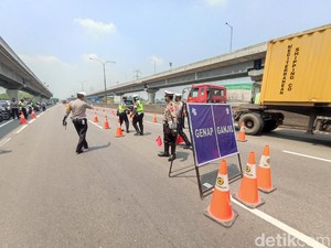 Arus Lalin Tersendat Saat Uji Coba Ganjil Genap di Tol Cikampek