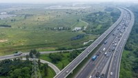 Foto udara kendaraan melaju di ruas jalan Tol saat uji coba ganjil genap di Tol Jakarta - Cikampek Karawang, Jawa Barat, Senin (25/4/2022). ANTARA FOTO/M Ibnu Chazar.