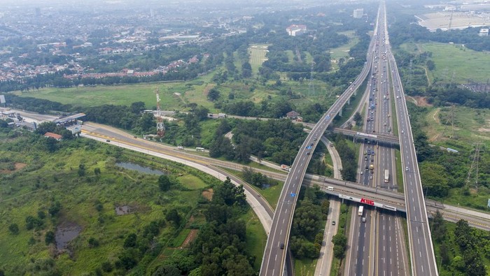 UJI COBA GANJIL GENAP TOL JAKARTA-CIKAMPEK Foto udara kendaraan melaju di ruas jalan Tol saat uji coba ganjil genap di Tol Jakarta - Cikampek Karawang, Jawa Barat, Senin (25/4/2022). Uji coba ganjil genap tersebut untuk mengantisipasi peningkatan kendaraan yang akan berdampak perlambatan hingga kemacetan panjang pada arus mudik Lebaran 2022. ANTARA FOTO/M Ibnu Chazar/aww.