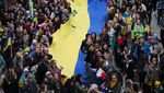 Solidaritas Rakyat Polandia Bentangkan Bendera Raksasa Ukraina