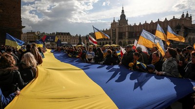 Solidaritas Rakyat Polandia Bentangkan Bendera Raksasa Ukraina