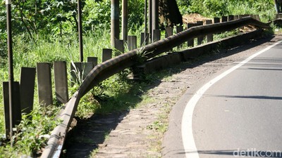 Waduh! Masih Ada Pagar Pembatas Jalan Rusak di Jalur Nagreg
