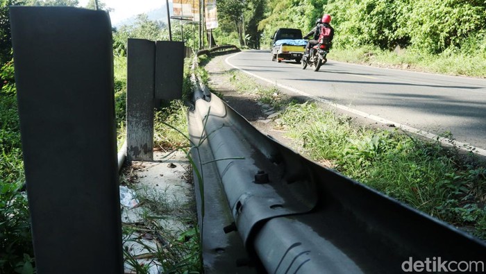 Waduh! Masih Ada Pembatas Jalan Rusak di Jalur Nagreg Bagi pemudik yang melintasi jalur selatan Nagreg, Kabupaten Bandung, diharapkan tetap berhati-hati. Selain memilki kontur jalan yang berkelok, menanjak dan menurun, terdapat pembatas jalan rusak.
