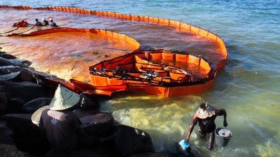Waduh! Laut Lhokseumawe, Aceh Jadi Coklat Karena Tumpahan Solar