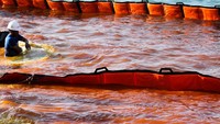 Feri mengatakan kebocoran diduga akibat katup yang mengalirkan minyak tidak bekerja secara optimal, sehingga mengakibatkan sebagian kargo kapal lepas ke laut.  