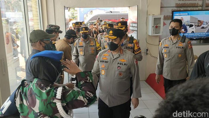 Wakapolri saat meninjau Jalur Limbangan Garut.