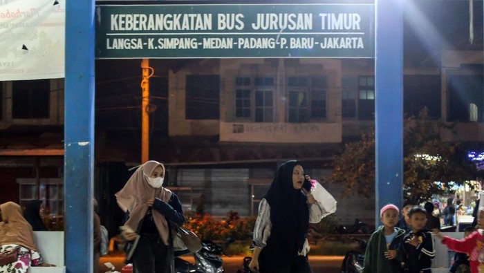 Warga Aceh Ramai-ramai Mudik, Terminal Lhokseumawe Sibuk Jumlah penumpang Terminal Lhokseumawe, Aceh, mengalami peningkatan menjelang lebaran. Warga mulai berdatangan untuk mudik ke kampung halaman.