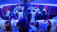 Sejumlah penumpang mulai berdatangan ke terminal untuk mudik ke kampung halaman. Bus yang berangkat dari terminal ini menuju ke berbagai wilayah di Indonesia, mulai dari Langsa, Medan, Padang, hingga Jakarta.