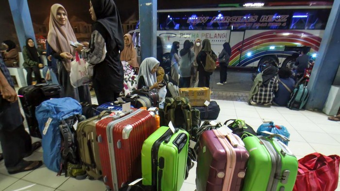 Jumlah penumpang Terminal Lhokseumawe, Aceh, mengalami peningkatan menjelang lebaran. Warga mulai berdatangan untuk mudik ke kampung halaman.