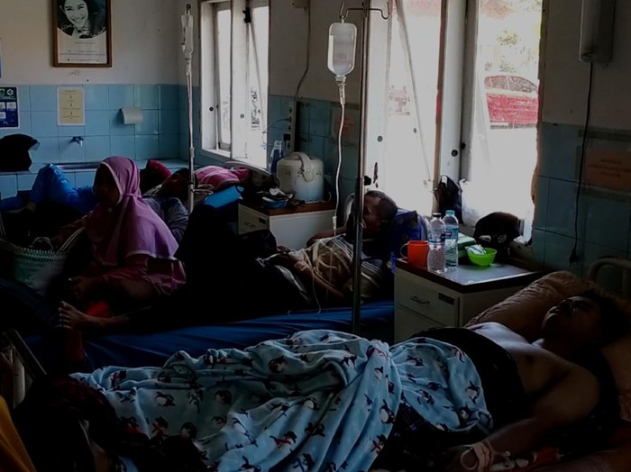 Warga Desa Panyindangan Kecamatan Cibinong Kabupaten Cianjur dirawat usia keracunan massal