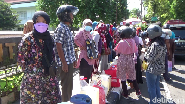 Warga di Lumajang mengantre minyak