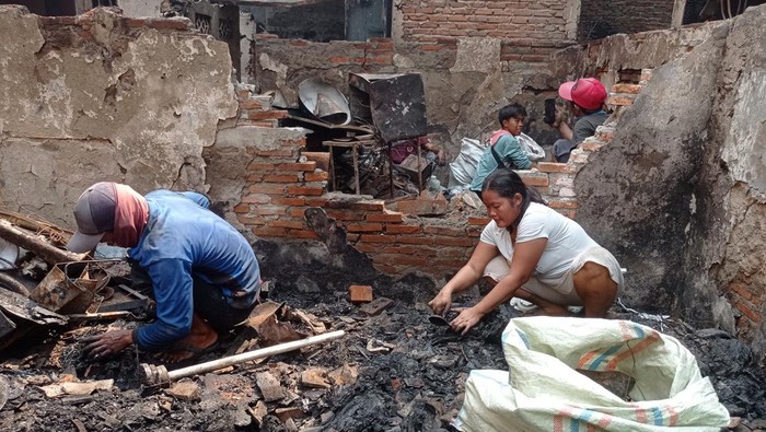 Warga mengais sisa-sisa kebakaran di Pasar Gembrong (Wilda-detikcom)