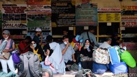 Bus-bus di terminal bayangan Pondok Pinang melayani jurusan kota-kota di Pulau Jawa dan Sumatera.   