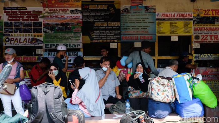 Warga memadati Terminal Bayangan Pondok Pinang, Jakarta Selatan, Senin (25/4/2022) atau sekitar H-7 Idul Fitri.