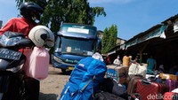 Kebanyakan warga membawa barang bawaan berukuran besar untuk mudik.   