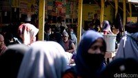 Petugas loket tampak sibuk melayani calon pemudik.   