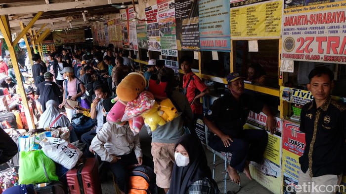 Warga Padati Terminal Pondok Pinang untuk Mudik Lebih Awal Warga memadati Terminal Bayangan Pondok Pinang, Jakarta Selatan, Senin (25/4/2022) atau sekitar H-7 Idul Fitri.