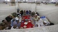 Suasana berbuka puasa di salah satu masjid di Lahore, Pakistan, Jumat (22/4). Usai berbuka puasa, warga akan melanjutkan ibadah, salat magrib, isya dan tarawih, serta dilanjutkan dengan iktikaf di masjid.