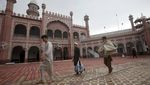 Warga Pakistan Khusyuk Iktikaf untuk Raih Lailatulqadar