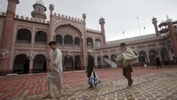 Seperti yang dilakukan warga di Peshawar, Pakistan, Jumat (22/4).