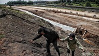 Saat ini pengerjaan tol ini terus dikebut oleh petugas untuk antisipasi arus balik Lebaran 2022.