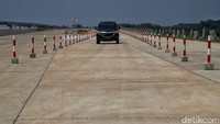 Detikcom jajal jalur fungsional Jalan Tol Japek II Selatan tersebut dari GT Padalarang, Senin (25/4/2022). 