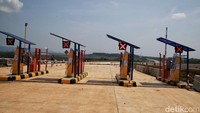 Sepanjang jalur itu tidak dikenakan tarif, namun pengguna tetap melakukan tapping di GT Sadang Fungsional untuk membayar tarif Jalan Tol Cipularang dan Padalarang-Cileunyi (Padaleunyi), dengan besaran tarif yang sama jika pengguna jalan keluar melalui GT Sadang Jalan Tol Cipularang. 
