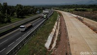 Suasana Jalan Tol Japek ( Jakarta - Cikampek) 2 Selatan Fungsional Seksi 3 di kawasan Purwakarta, Jawa Barat, Senin (25/4).