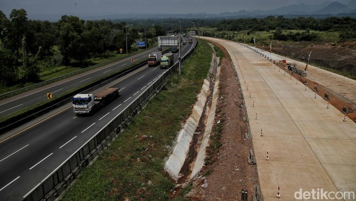 Jalan Tol Jakarta-Cikampek (Japek) II Selatan standby dibuka jika terjadi kemacetan parah selama arus mudik dan balik Lebaran 2022.