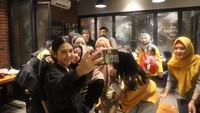 Ziva diketahui suka ngumpul bersama para penggemar. Ini potret kebersamaan mereka saat pemotongan tumpeng. Foto: Instagram @zivamagnolya