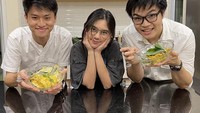 Ziva juga perna membuat amsakan bersama dua orang teman prianya. Ziva membagikan momennya di akun official penggemarnya. Foto: Instagram @zivamagnolya