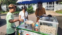 Saat mengunjungi rumah Ruben Onsu, Ziva membeli cilok dari penjual gerobakan. Ia ditemani oleh Betrand Peto. Foto: Instagram @zivamagnolya