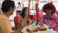Saat tampil dalam program bersama Andre Taulany, begini senangnya Ziva saat menikmati gelato di salah satu food space Broadway Alam Sutera. Foto: Instagram @zivamagnolya