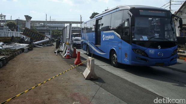 Sebanyak 11 halte TransJakarta akan ditutup sementara dalam rangka revitalisasi. Halte yang direvitalisasi adalah halte telah terintegrasi dengan moda transportasi lain.