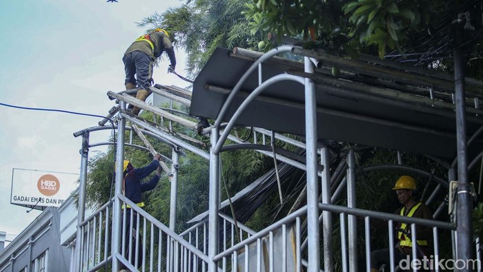 11 Halte TransJakarta Bakal Direvitalisasi Sebanyak 11 halte TransJakarta akan ditutup sementara dalam rangka revitalisasi. Halte yang direvitalisasi adalah halte telah terintegrasi dengan moda transportasi lain.