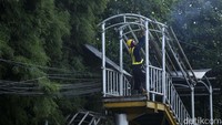 Pekerja menyelesaikan pekerjaan revitalisasi halte TransJakarta di Jatinegara, Selasa (26/4/2022).