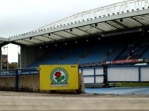 Ribuan Orang Salat Idulfitri di Stadion Blackburn Rovers