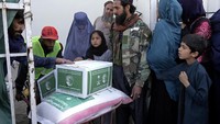 Bantuan menjelang lebaran ini dibungkus dalam karung dan sebuah kardus. Tertulis di bungkusnya, The King Salman Humanitarian Aid and Relief Center.