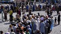 Warga Afghanistan mengantre paket lebaran bantuan dari Raja Salman, di Ibu Kota Kabul, Senin (25/4/2022). Negara miskin tersebut hidup dari bantuan asing.