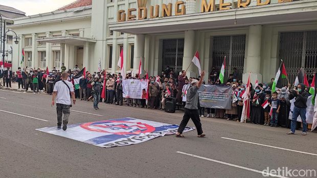 Aksi bela Palestina di depan Gedung Merdeka, Bandung.