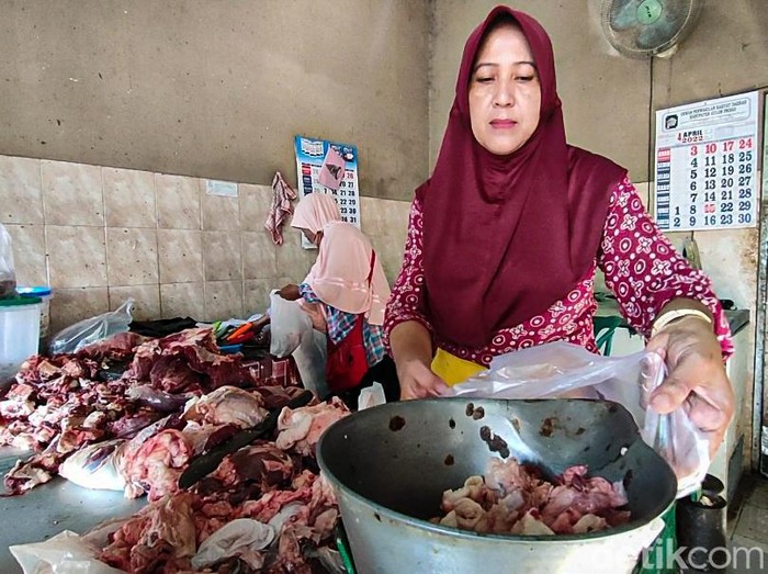 Aktivitas pedagang daging sapi di Pasar Wates, Kulon Progo, Selasa (26/4/2022).