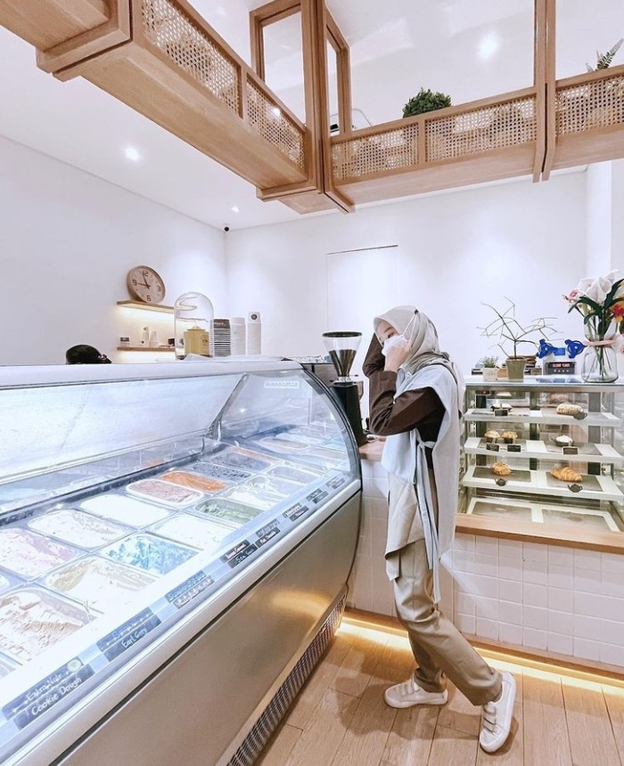 Ini Sosok Calon Istri Bintang Emon yang Doyan Ngopi